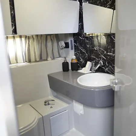 She's Mine Yacht Bådhotel