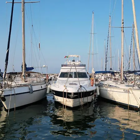 ספינת מלון She's Mine Yacht