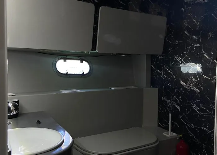 She's Mine Yacht קטאניה